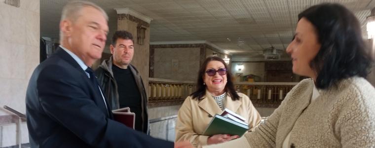 ИЗБОРИ 2026: Водачът на лявата листа в  Добрич Сияна Фудулова и Румен Петков дариха исторически книги на РБ „Дора Габе”