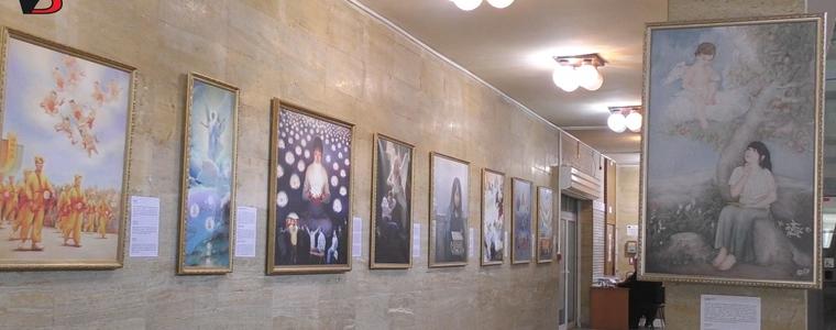 Изложба, посветена на универсалните човешки ценности, бе открита в Областна управа (ВИДЕО)