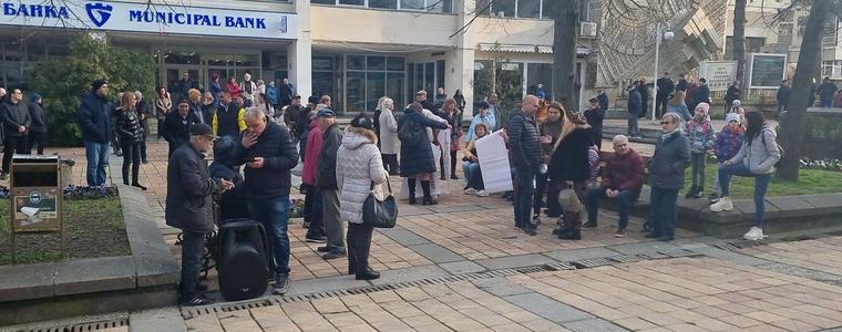 Жители на Добрич протестираха пред Общината заради състоянието на улиците в града