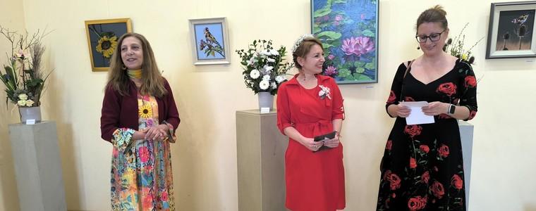 Живопис и флористика в изложбата „Ние, цветята“ на Мила Василева и Елена Георгиева