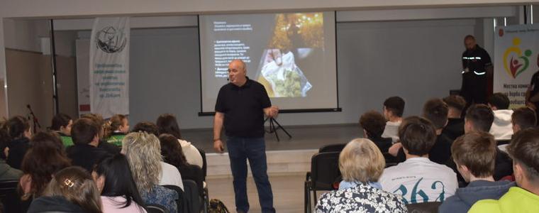 Лекция и демонстрация за превенцията на наркотичните зависимости събра ученици от Добрич