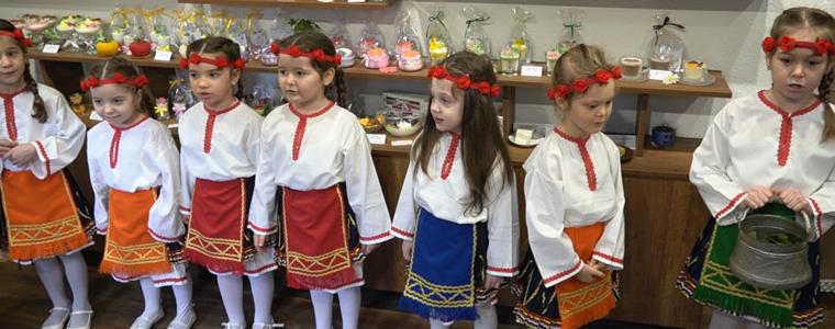 Най-малките лазарки огласиха „Стария Добрич“ с „Лаленце се люлее…." (ВИДЕО)