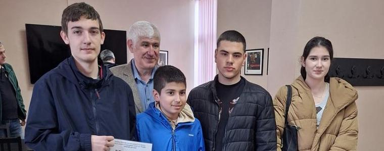 ПМГ „Иван Вазов“ се класира за републиканските финали по шахмат