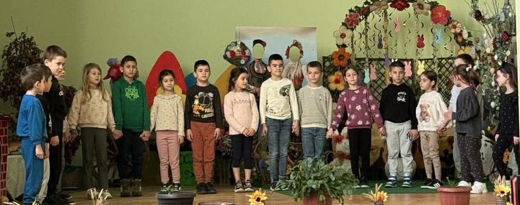 Празнична атмосфера и усмивки на Велики четвъртък в село Ловчанци (СНИМКИ)