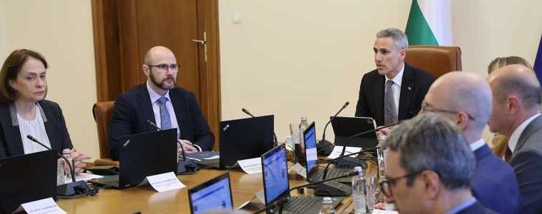 Премиерът: Проверяваме има ли схема за празни рафтове и пълни джобове с "магазините на човека"