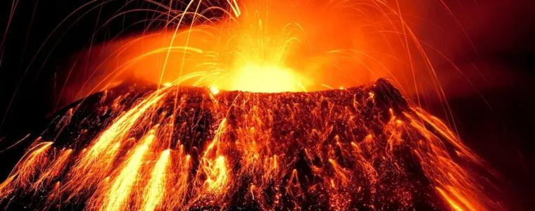 Японски вулкан изригна с 6000-метров стълб от камъни и пепел