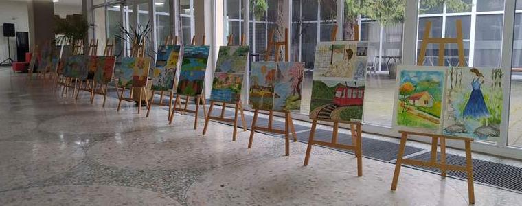 Седмокласници от СУ „Св. Климент Охридски“ представят изложбата „Сезони“