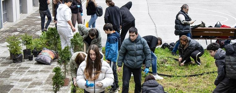 Ученици и преподаватели от ПМГ "Иван Вазов" в Добрич отбелязаха Международния ден на Земята  (СНИМКИ)