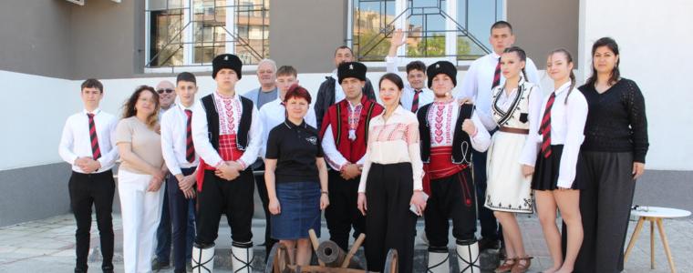 Ученици от ФСГ „Васил Левски“ почетоха героите на Априлското въстание (ВИДЕО)