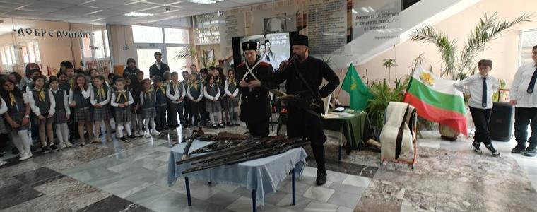 Ученици от СУ „Димитър Талев“ честваха 150 години от Априлското въстание с празнична програма
