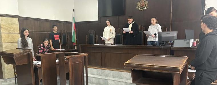 Ученици от СУ „Св. св. Кирил и Методий“ участваха в симулативни процеси в Добричкия окръжен съд