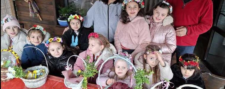 В село Златия лазарки влязоха във всяка къща