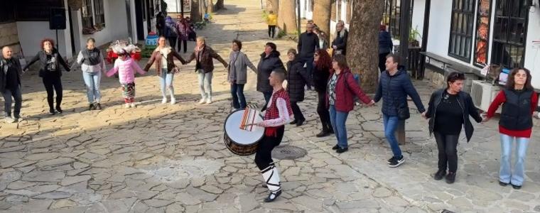 Великденско хоро събра десетки граждани в „Стария Добрич“