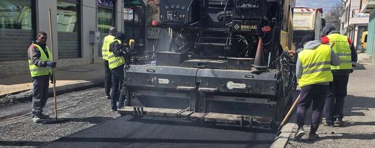 Започна асфалтирането на компрометирани участъци от уличната мрежа в Добрич