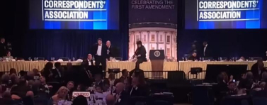 Хаос на вечеря във Вашингтон: Евакуираха Тръмп и Мелания, агент на Сикрет сървис е ранен