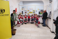 Деца от ДГ „Слънчице“ лазаруваха в Централната Пощенска станция в Добрич 