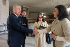 ИЗБОРИ 2026: Водачът на лявата листа в  Добрич Сияна Фудулова и Румен Петков дариха исторически книги на РБ „Дора Габе”