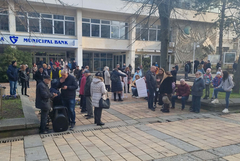 Жители на Добрич протестираха пред Общината заради състоянието на улиците в града