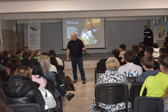 Лекция и демонстрация за превенцията на наркотичните зависимости събра ученици от Добрич