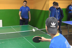 Младежи от КСУД „Дъга“ тренират тенис на маса чрез проект на СК „Светкавица 23“
