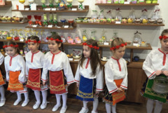 Най-малките лазарки огласиха „Стария Добрич“ с „Лаленце се люлее…. (ВИДЕО)