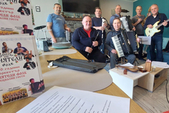 Орк. „Приятели фолк“ и Петър Ралчев направиха генерална репетиция преди концерта утре