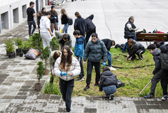 Ученици и преподаватели от ПМГ "Иван Вазов" в Добрич отбелязаха Международния ден на Земята  (СНИМКИ)