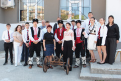 Ученици от ФСГ „Васил Левски“ почетоха героите на Априлското въстание (ВИДЕО)