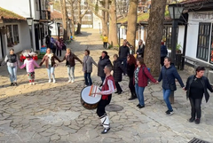 Великденско хоро събра десетки граждани в „Стария Добрич“