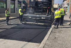 Започна асфалтирането на компрометирани участъци от уличната мрежа в Добрич