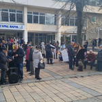 Жители на Добрич протестираха пред Общината заради състоянието на улиците в града