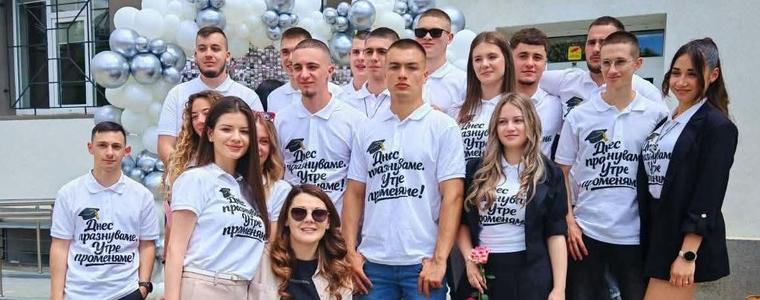 Абитуриенти избраха за изпращането си вместо скъпи дрехи, тениски в подкрепа на Станислава Петрова