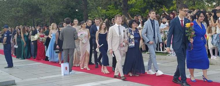 Абитуриенти от седем училища преминаха по червения килим в Добрич (СНИМКИ)