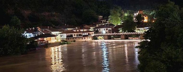 Безсънна нощ във Велико Търново, обявено е бедствено положение след падналите валежи