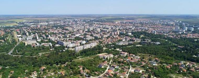 Добрич е с 68 573 жители, в него живее почти половината от населението на областта