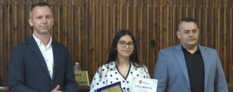 Каратистката Елиф Фикрет получи наградата за Спортист на Добрич за месец април 