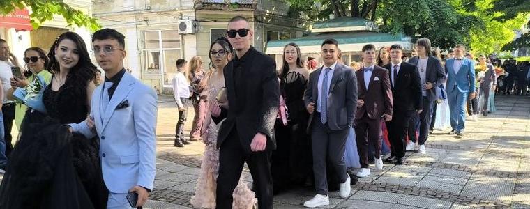 Каварна изпрати тържествено своите абитуриенти (СНИМКИ)