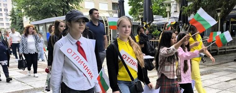 Каварна отбеляза 24 май с празнично шествие и концерт в центъра на града (СНИМКИ)