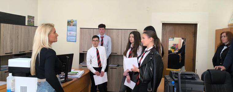 Областният управител и екипът му посрещнаха възпитаници за Деня на ученическо самоуправление
