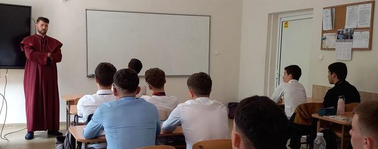 Прокурор Даниел Илиев  говори пред ученици за „лесния начин да изгубиш себе си през наркотиците“