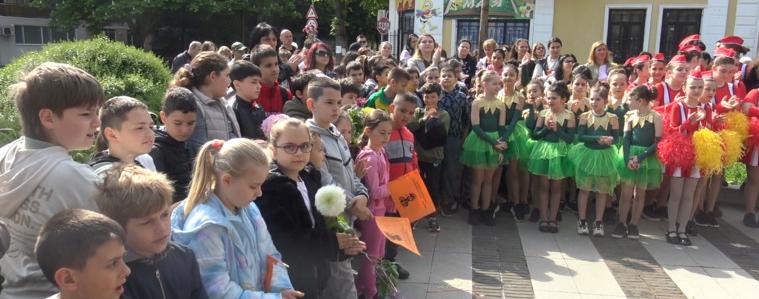 В духа на традицията: ОУ „Стефан Караджа“ в Добрич отбеляза своя 96-и патронен празник (ВИДЕО)