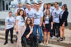 Абитуриенти избраха за изпращането си вместо скъпи дрехи, тениски в подкрепа на Станислава Петрова