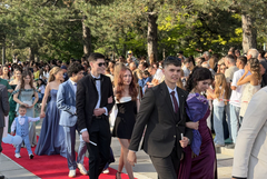 Абитуриенти от 4 училища в Добрич преминаха днес по червения килим (СНИМКИ)