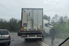 Камион поднесе и катастрофира на Аксаковска панорама, движението се осъществява в една лента