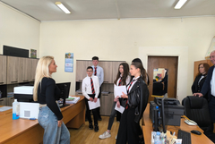 Областният управител и екипът му посрещнаха възпитаници за Деня на ученическо самоуправление