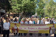 С шествие и тържество СУ „Св.Св. Кирил и Методий” отбеляза патронния си празник