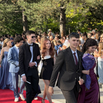 Абитуриенти от 4 училища в Добрич преминаха днес по червения килим (СНИМКИ)