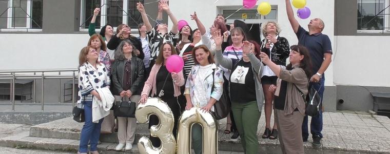 30 години по-късно – 12 „б“ клас на бившия Икономически техникум се събра в класната стая (ВИДЕО)