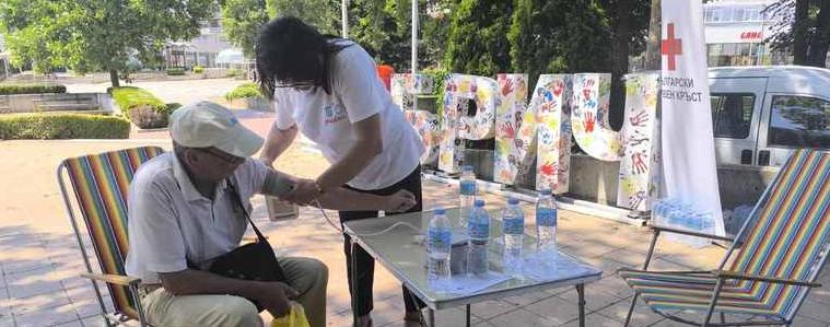 БЧК с акция срещу жегите в Добрич: вода, съвети и измерване на кръвно налягане