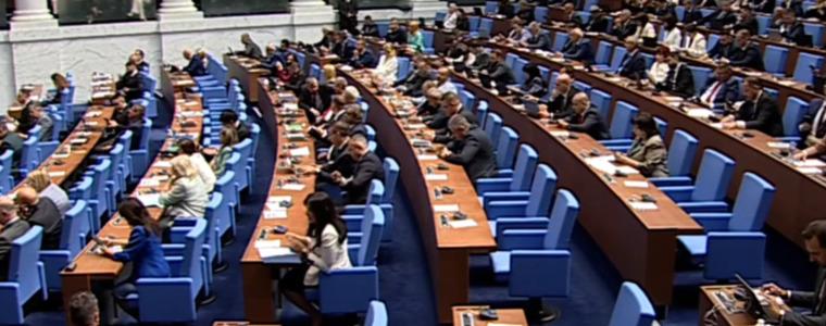 Без дебати, депутатите решиха: Замразяват заплатите си – 4236 евро